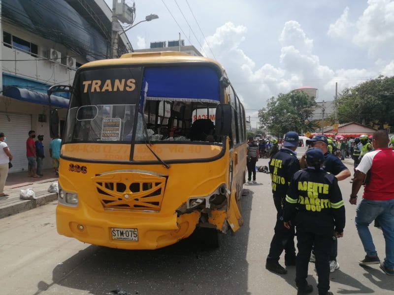 Aparatoso accidente entre un bus de servicio publico y un motocarro en soledad