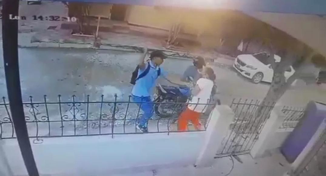 Delincuentes en moto asaltan a una mujer en Soledad 2000