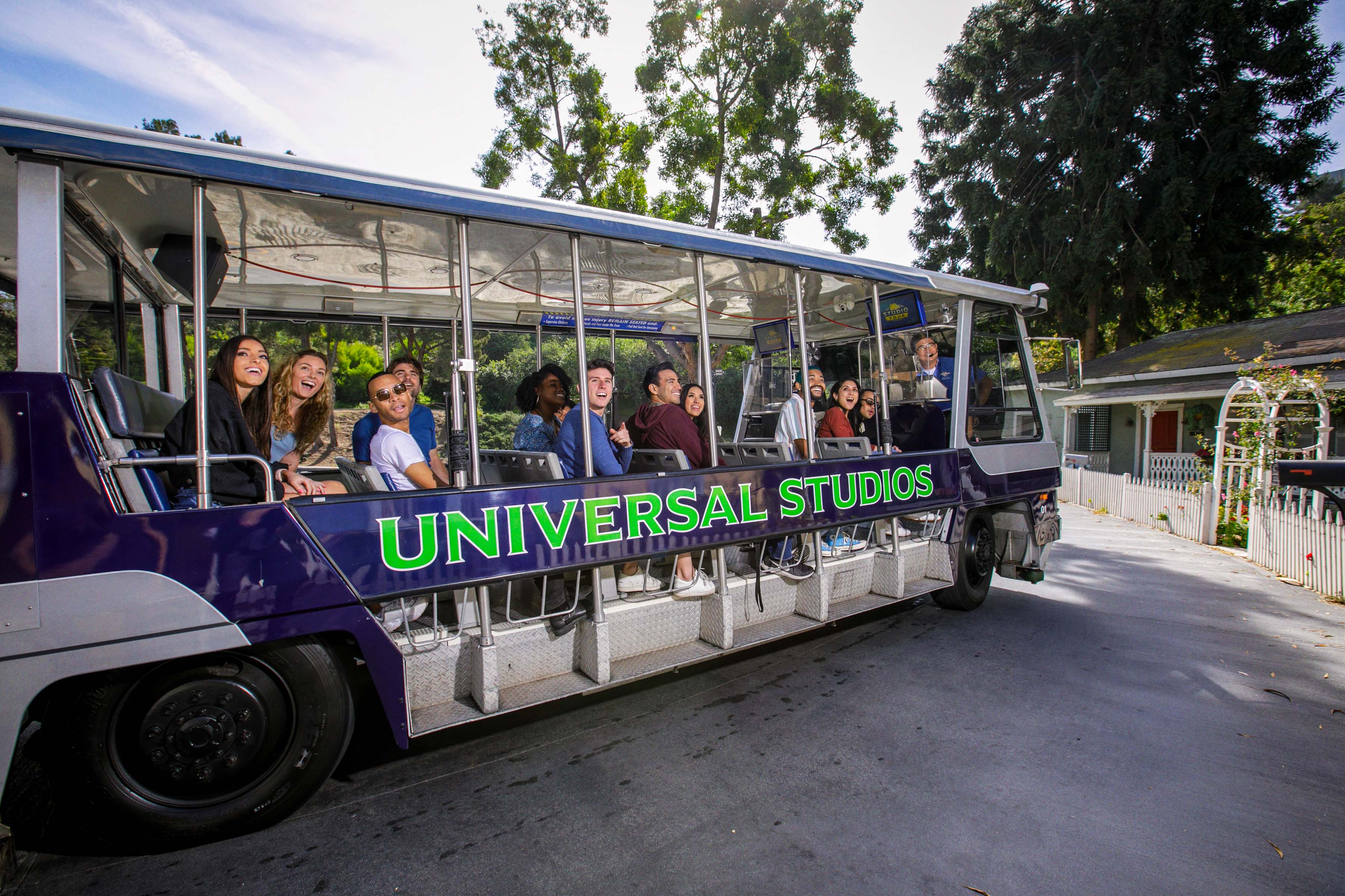 Universal Studios Hollywood lanza los primeros cuatro tranvías eléctricos en su flota de 21 vehículos del Studio Tour
