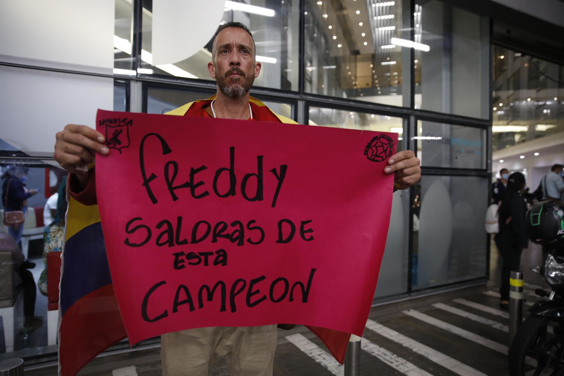 Aficionados rezan frente a clínica en la que Freddy Rincón lucha por su vida