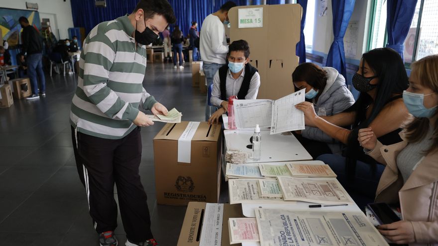 Piden explicaciones por inconsistencias en preconteo de votos en Colombia