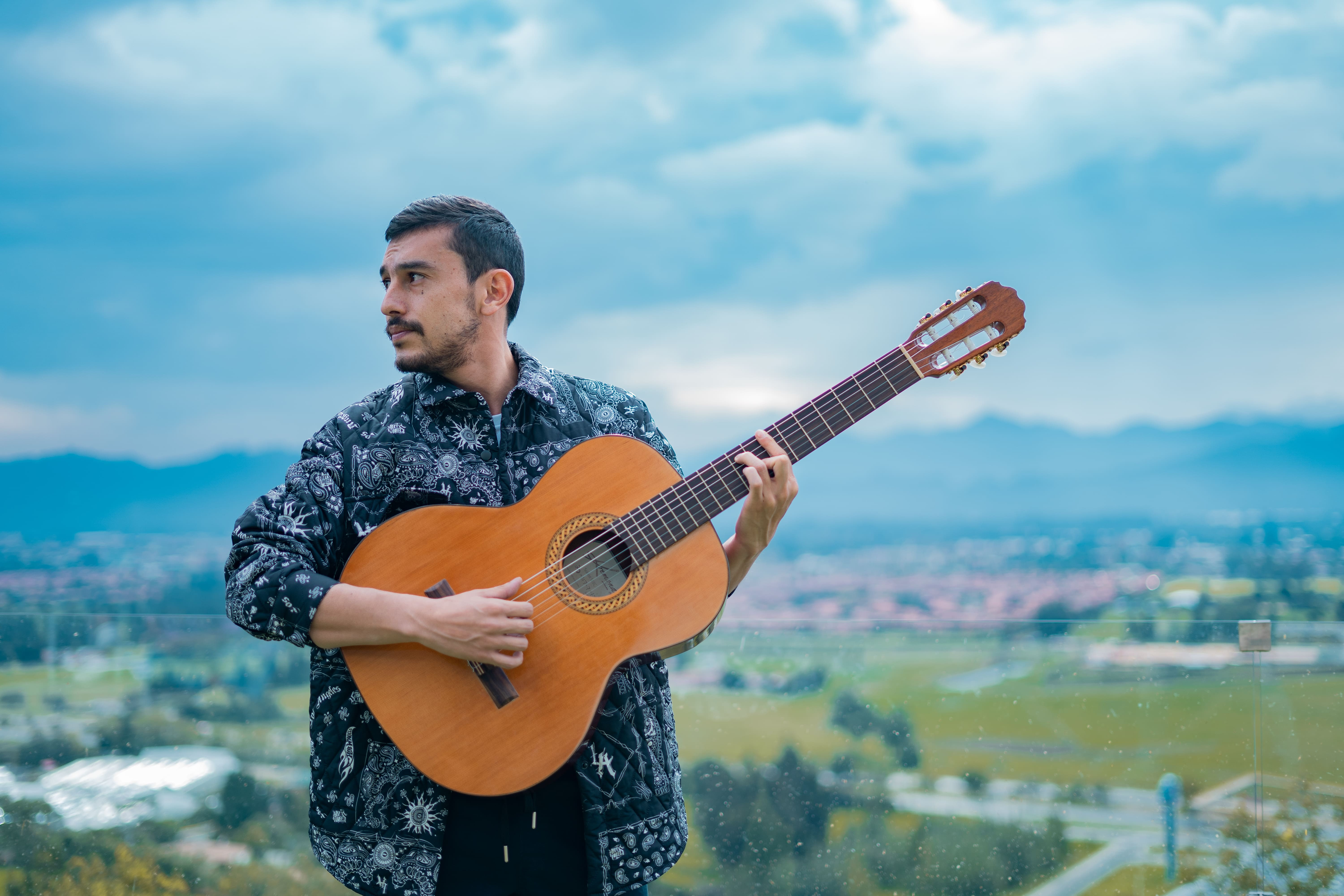 Pedro Lizarazo llega con ‘Esencia’, su primer ep vallenato al estilo capitalino