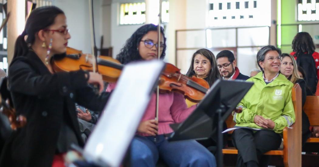 Claudia López acompañó a la Orquesta Filarmónica de mujeres de Bogotá.