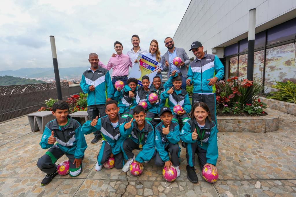 La alcaldesa Andree Uribe recibió a los campeones del torneo de fútbol disputado en Corea del Sur