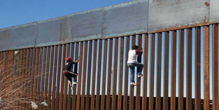Migrante muere tras caer del muro entre México y Estados Unidos
