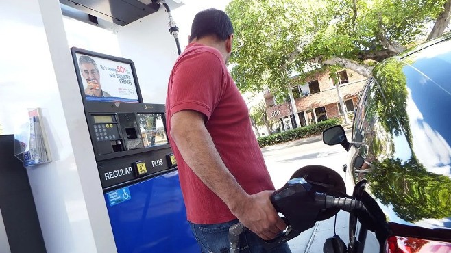 El precio de la gasolina en Estados Unidos llega a $5 dólares por galón