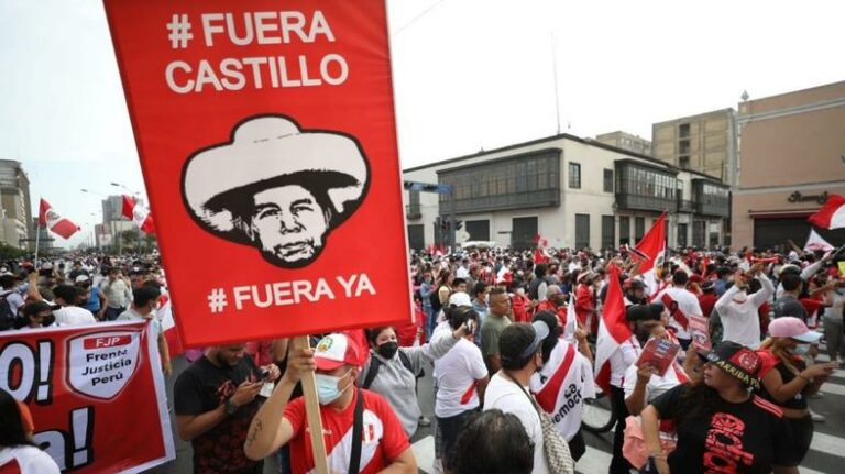 Peruanos marchan en Lima para exigir la renuncia de Castillo