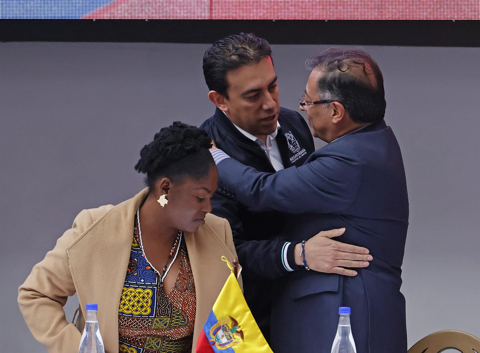 Gustavo Petro recibe las credenciales como presidente: «Comienza la era del cambio»
