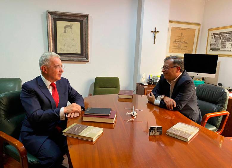 Histórico encuentro entre Uribe y Petro