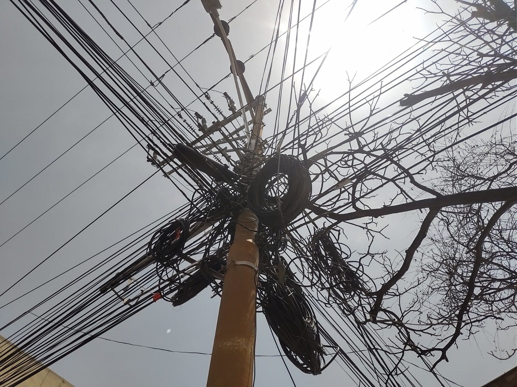 Con decreto, Distrito pone en marcha cruzada contra las ‘telarañas’ de cables en postes