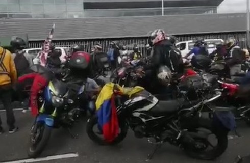En Bogotá motociclistas protestan por medida que prohíbe el parrillero hombre por motivos de seguridad