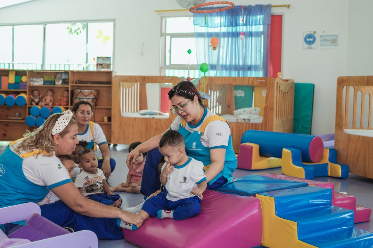 Más de mil niños y niñas de Medellín reciben atención integral con sala cunas, desde los tres meses de vida