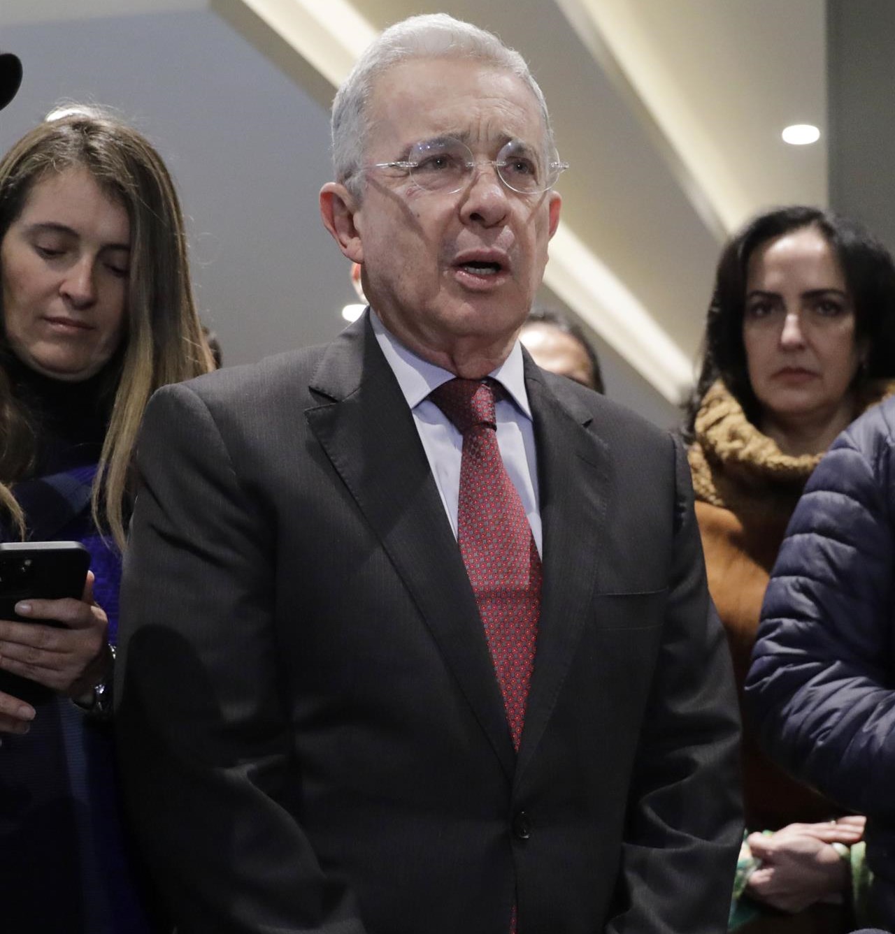 Expresidente Álvaro Uribe no enfrentará preclusión del proceso, según decisión de la jueza
