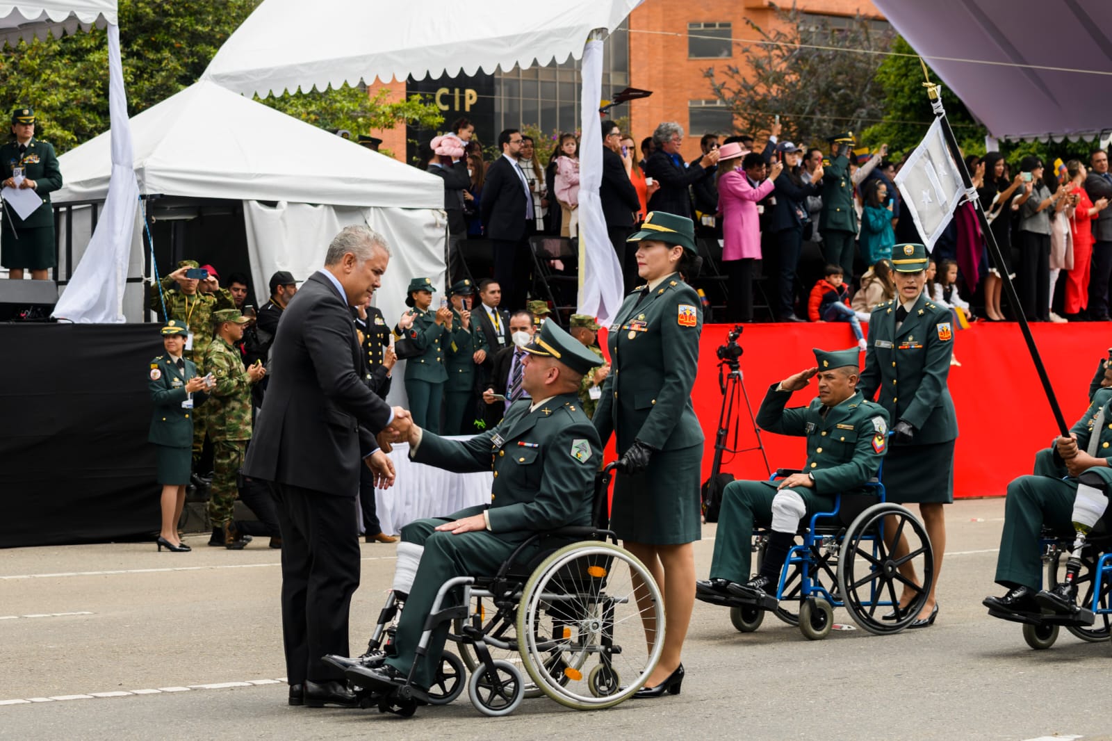 El presidente Iván Duque preside por última vez desfile militar de la independencia