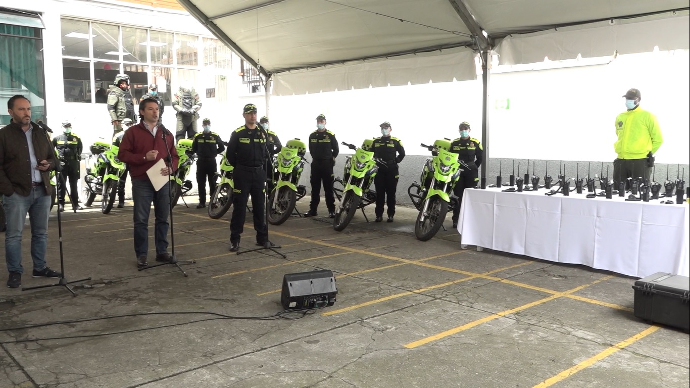 Distrito entrega 3.000 radios, 122 motocicletas y cuatro trajes antiexplosivos a la Policía Metropolitana de Bogotá