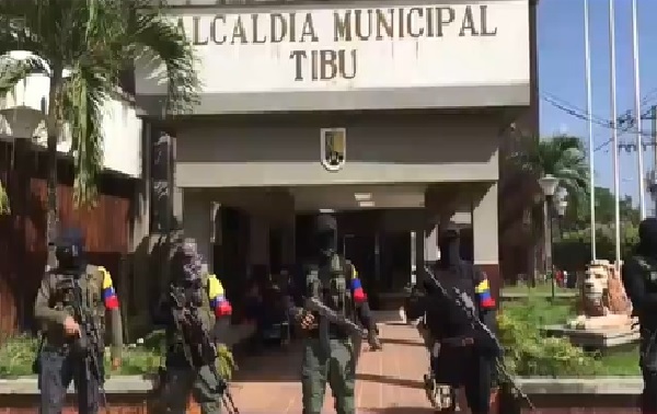 Disidentes de FARC «patrullan» el municipio de Tibú y graban video en Alcaldía