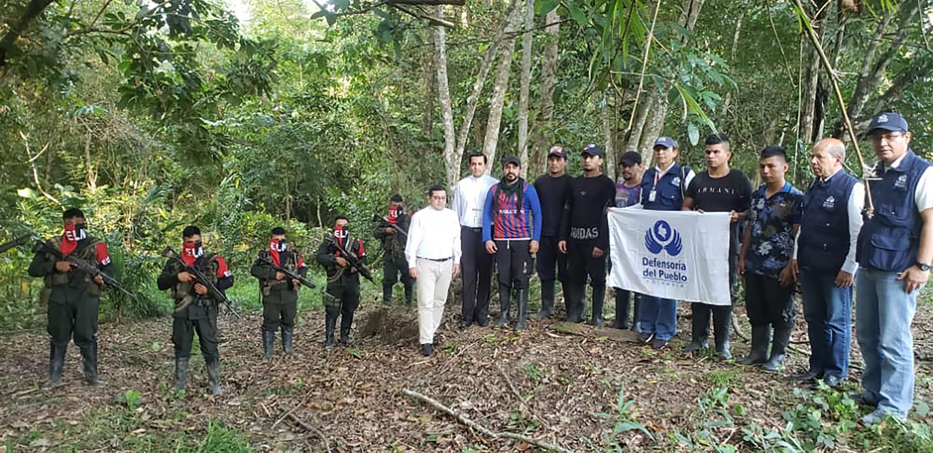 El ELN deja en libertad a 5 soldados y un policía que secuestró en Colombia