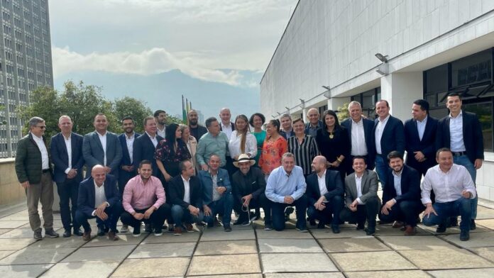 Gobernador de Antioquia se reúne con más de 30 congresistas para tratar proyectos del departamento