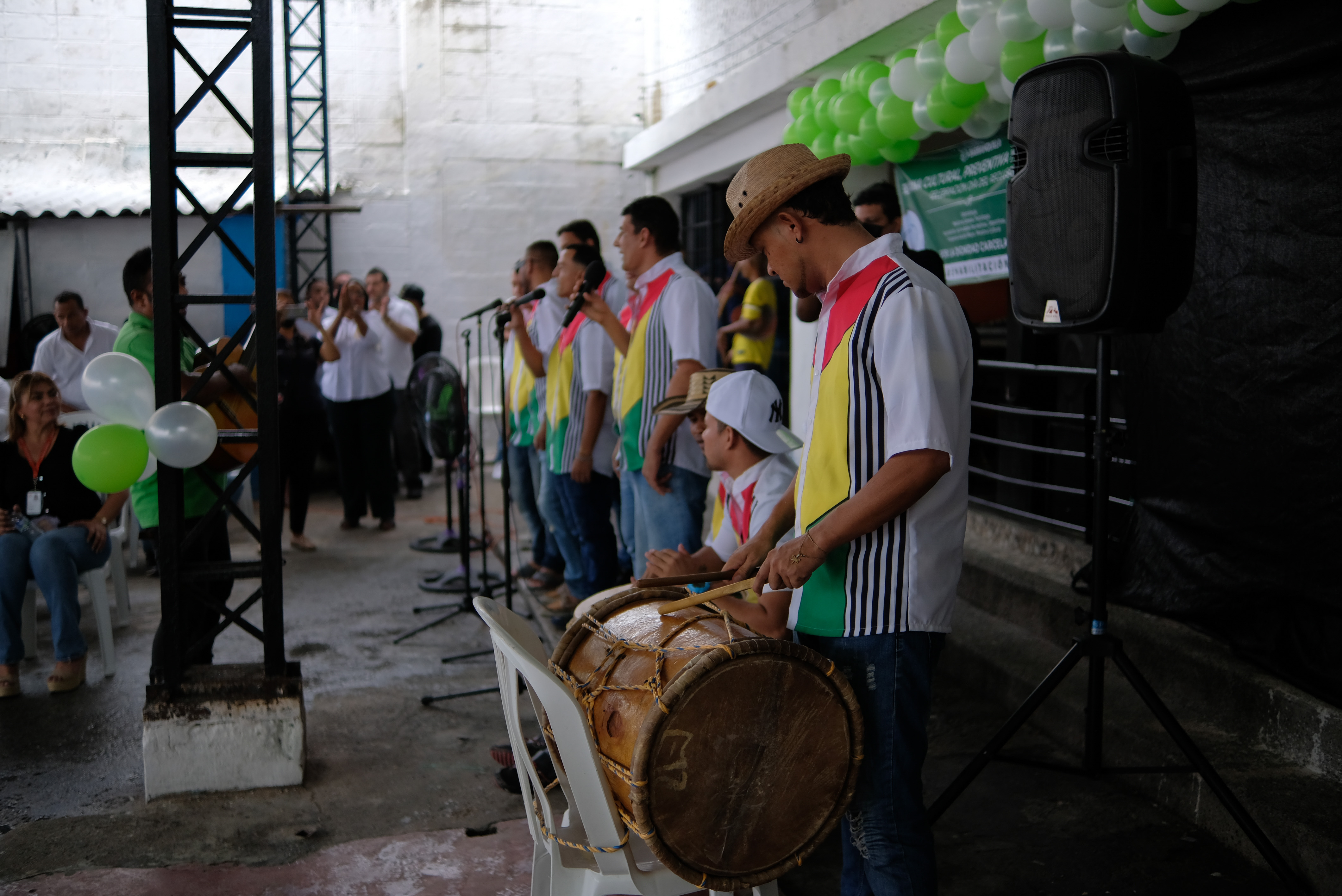 Al ritmo de tambores y música los internos de centros de rehabilitación fortalecen sus talentos en Casas Distritales de Cultura