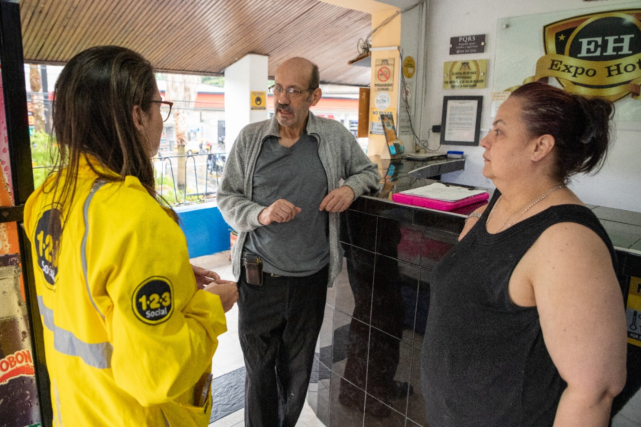 La Comisión Social de la Alcaldía de Medellín entrega ayudas humanitarias a los afectados por estructura en deterioro del barrio Boston