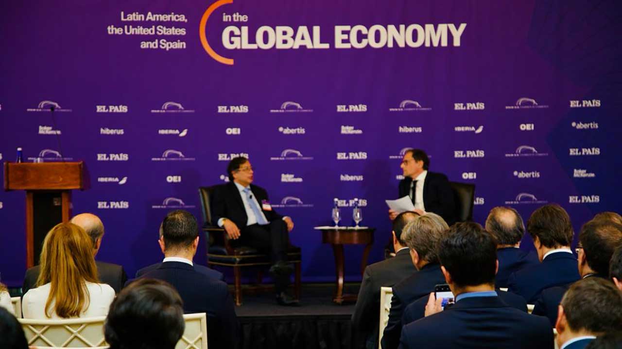 Gobierno de Colombia trabajará a fondo por los derechos humanos, afirmó el Presidente Petro en foro sobre economía global