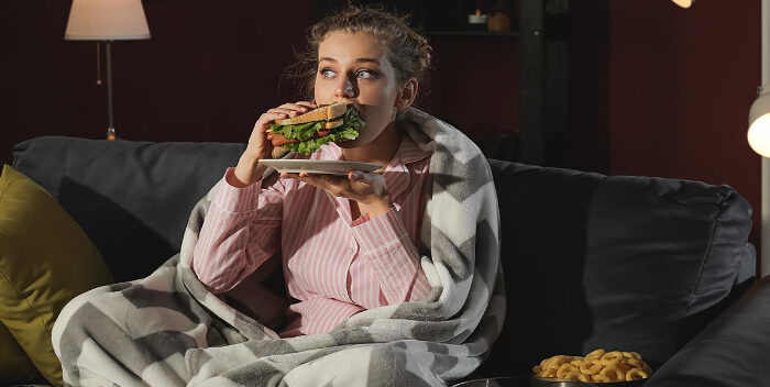 Comer de noche puede aumentar los niveles de depresión y ansiedad
