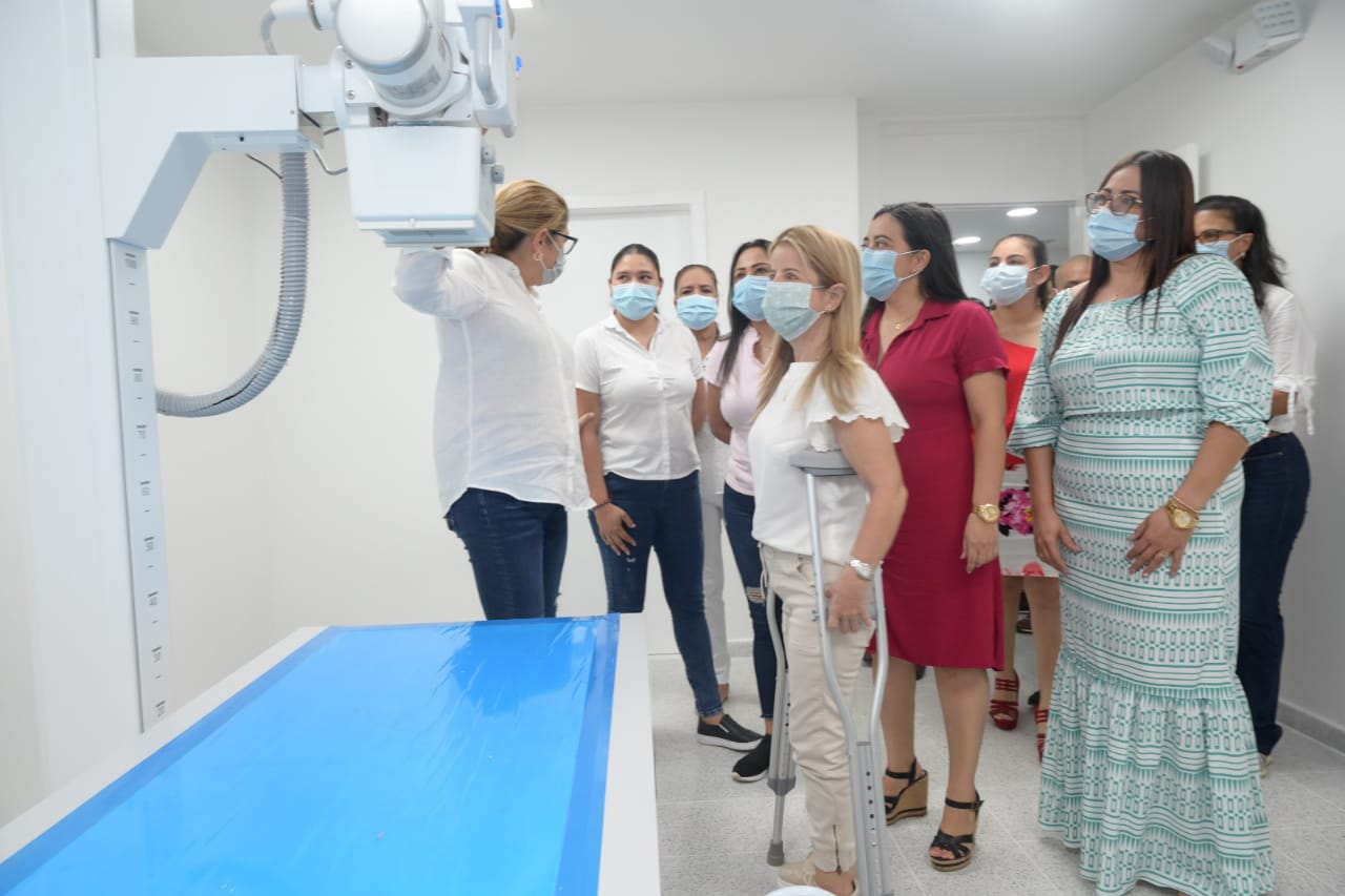 Gobernadora del Atlántico entregó nueva sala de rayos X y dotación en el hospital de Usiacurí