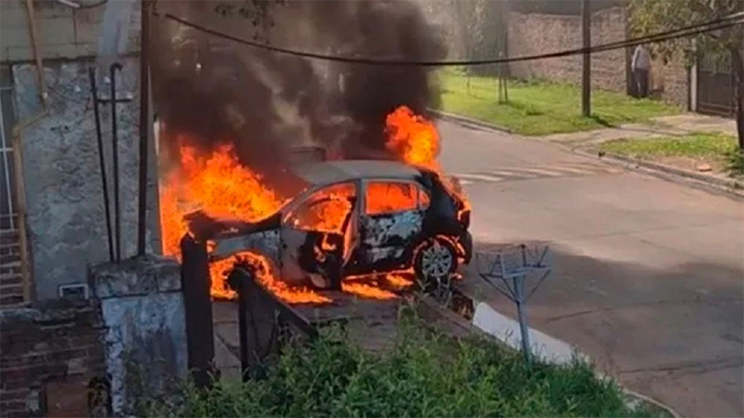 Mujer prendió fuego al vehículo de su expareja por negarse a volver con ella