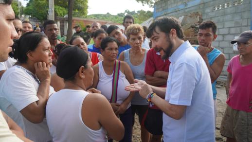 El alcalde Jaime Pumarejo recorrió los sectores afectados y dialogó con las familias damnificadas.