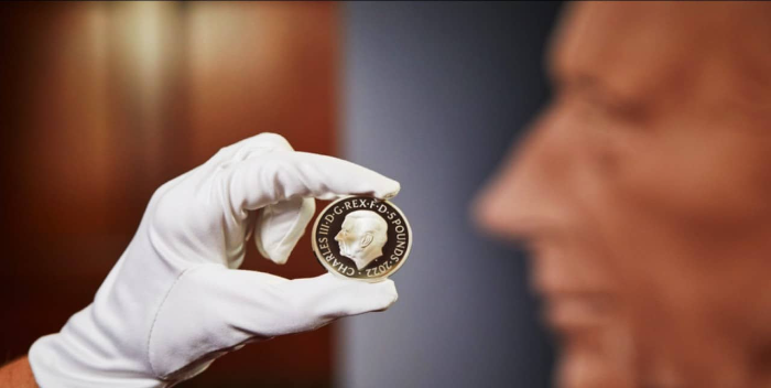 Presentan moneda con la imagen del rey Carlos III