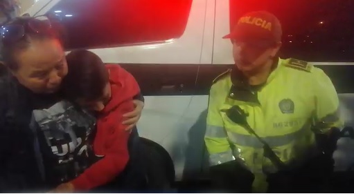 Policía de Bogotá rescata un menor de 9 años olvidado por su abuelita en el trasporte público