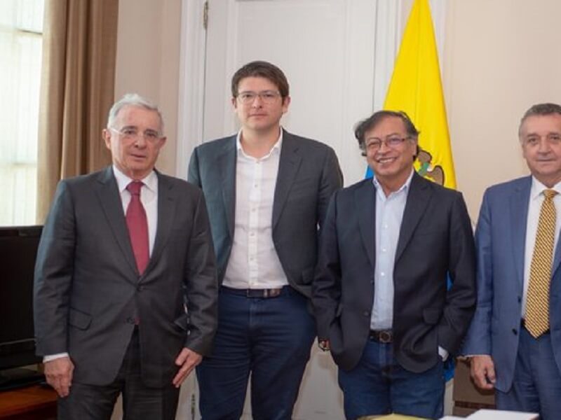 Expresidente Álvaro Uribe alerta al Presidente Gustavo Petro sobre sus reformas tras diálogo entre ambos