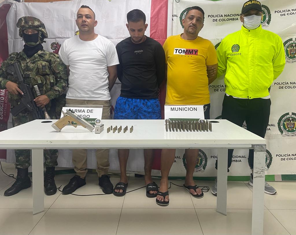 La SIJIN capturó a tres personas que portaban una pistola ilegal en Riohacha 