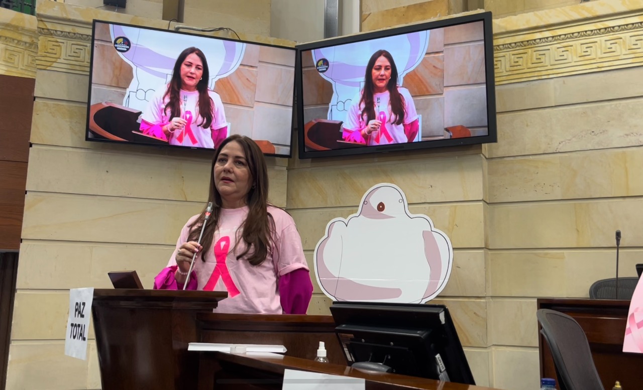 Claudia Pérez Giraldo: la senadora sobreviviente de cáncer de mama que “viste” el Congreso de Rosa – @ClaudiaPerezGi