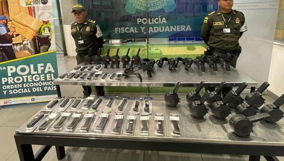 Detienen a un coronel con varias maletas llenas de armas en Bogotá