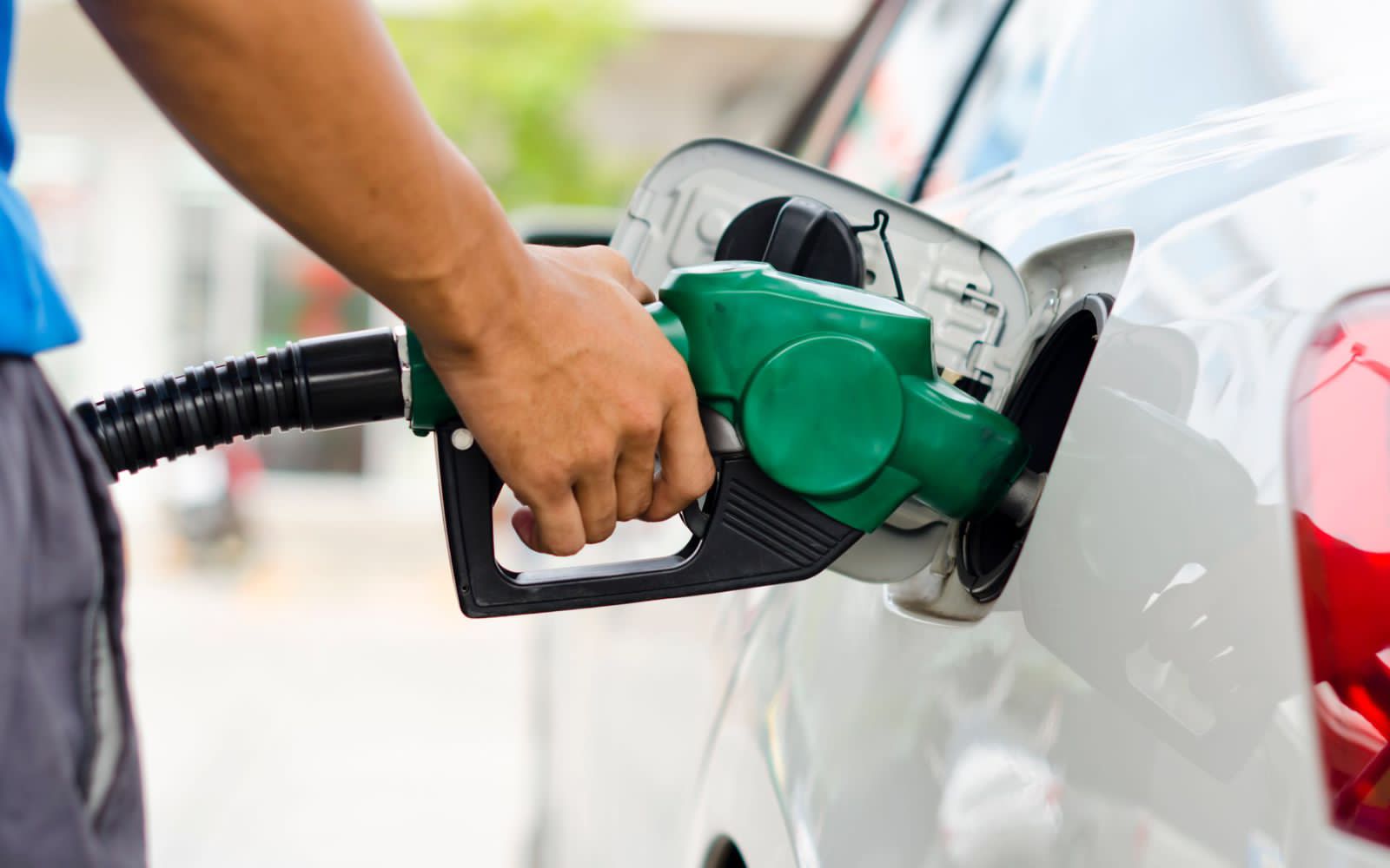 La gasolina seguirá subiendo hasta el precio internacional, según el ministro de hacienda, Ricardo Bonilla