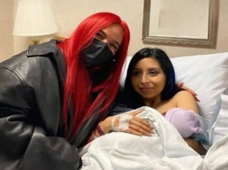 Karol G visita en hospital a madre que dio a luz durante su concierto en Estados Unidos