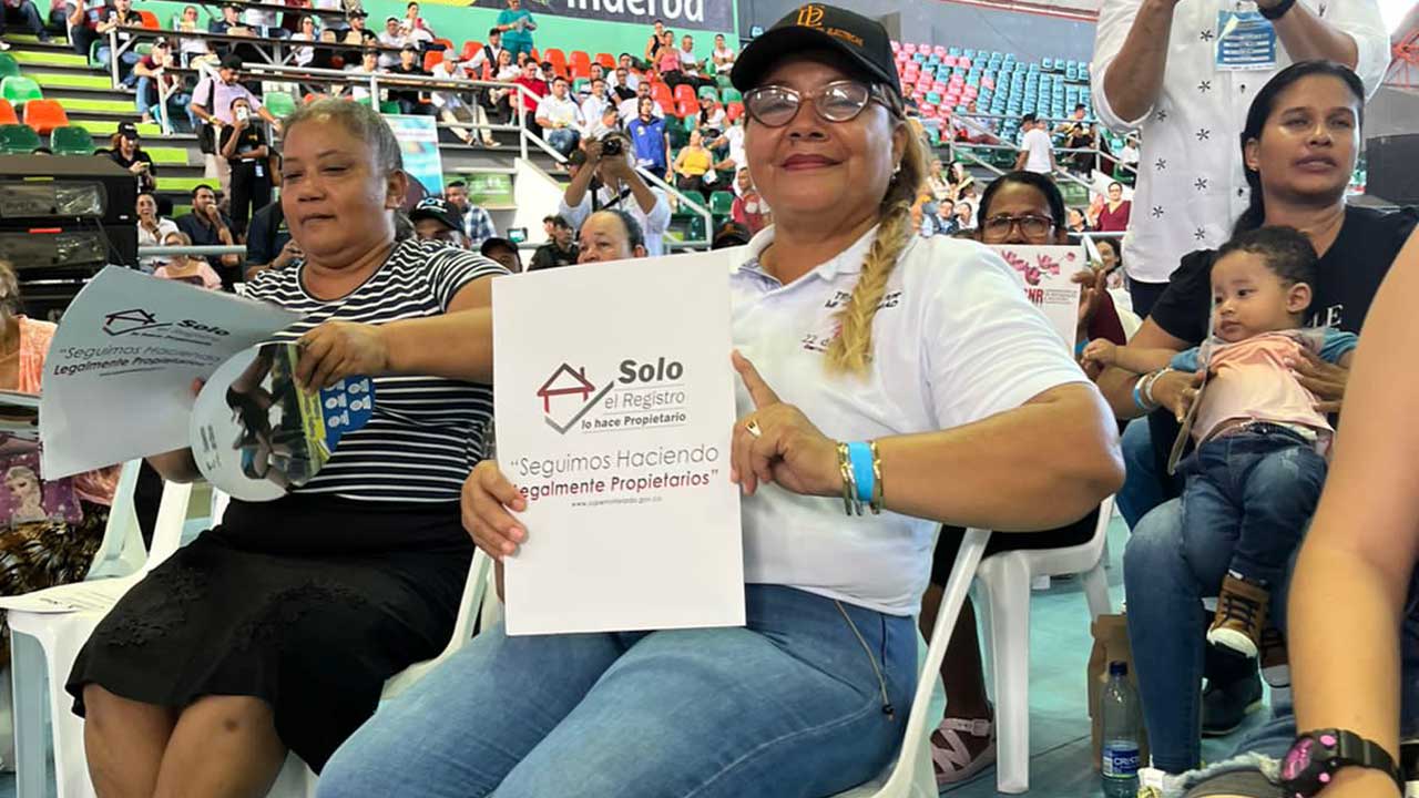 Supernotariado entregó títulos de propiedad en Barrancabermeja que benefician a 239 mujeres y 196 niños