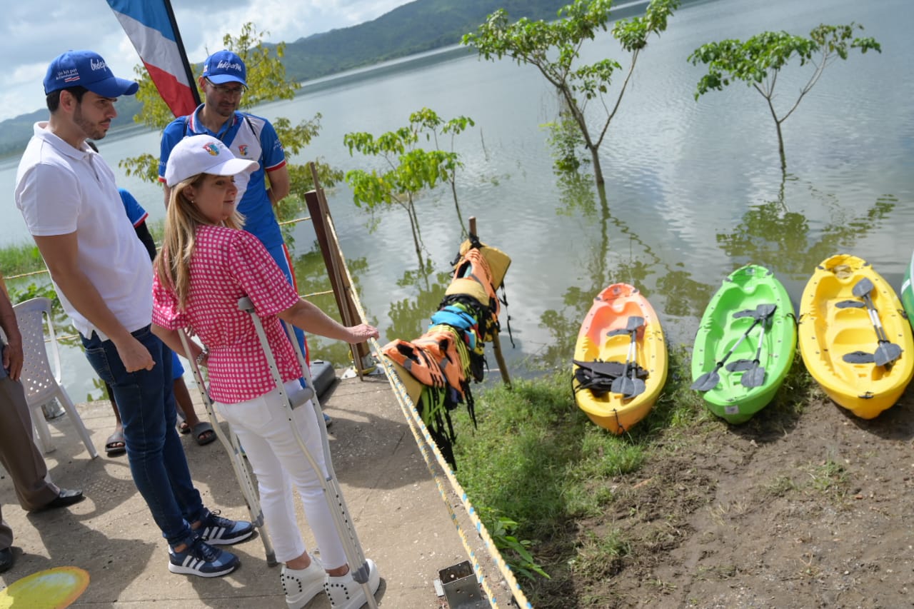 La Gobernadora del Atlántico Elsa Noguera dio inicio a escuela de canotaje en Luruaco para niños y jóvenes