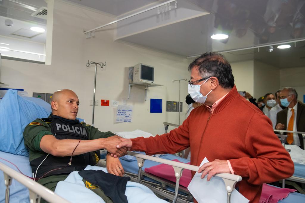 Presidente Gustavo Petro visitó a los policías heridos en las protestas de Bogotá