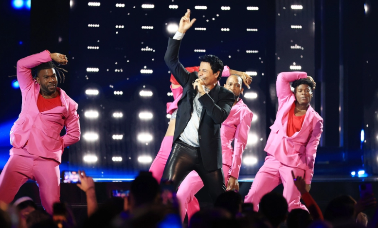 Chayanne, Premio “ÍCONO” de lo Latin Billboard, lanza su nueva canción “Como Tú y Yo” en épica presentación en Watsco Center de Miami.