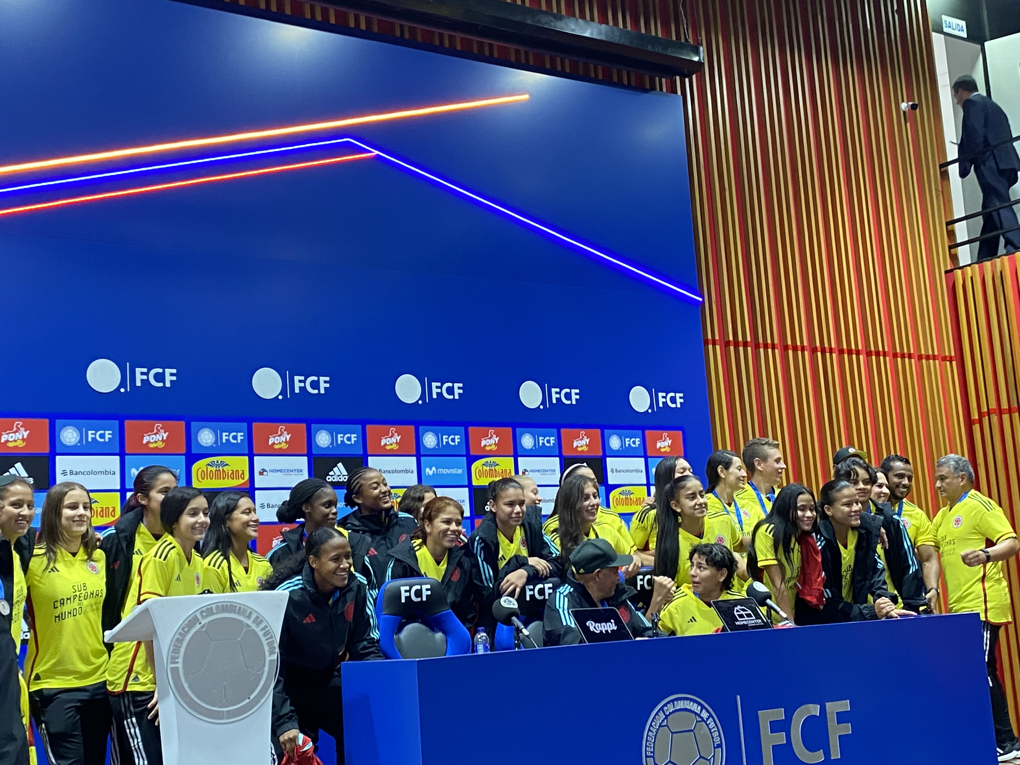 Eufórico recibimiento a la selección Colombia de fútbol femenino sub-17 en Bogotá