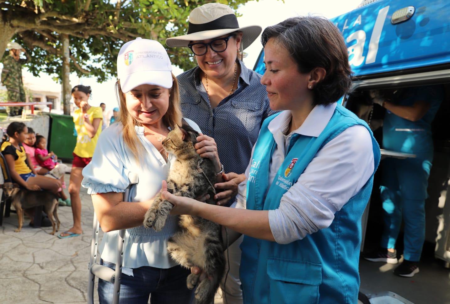 «En Piojó, estamos garantizando atención integral en salud a las familias damnificadas, a sus mascotas y animales en condición de calle»: Elsa Noguera
