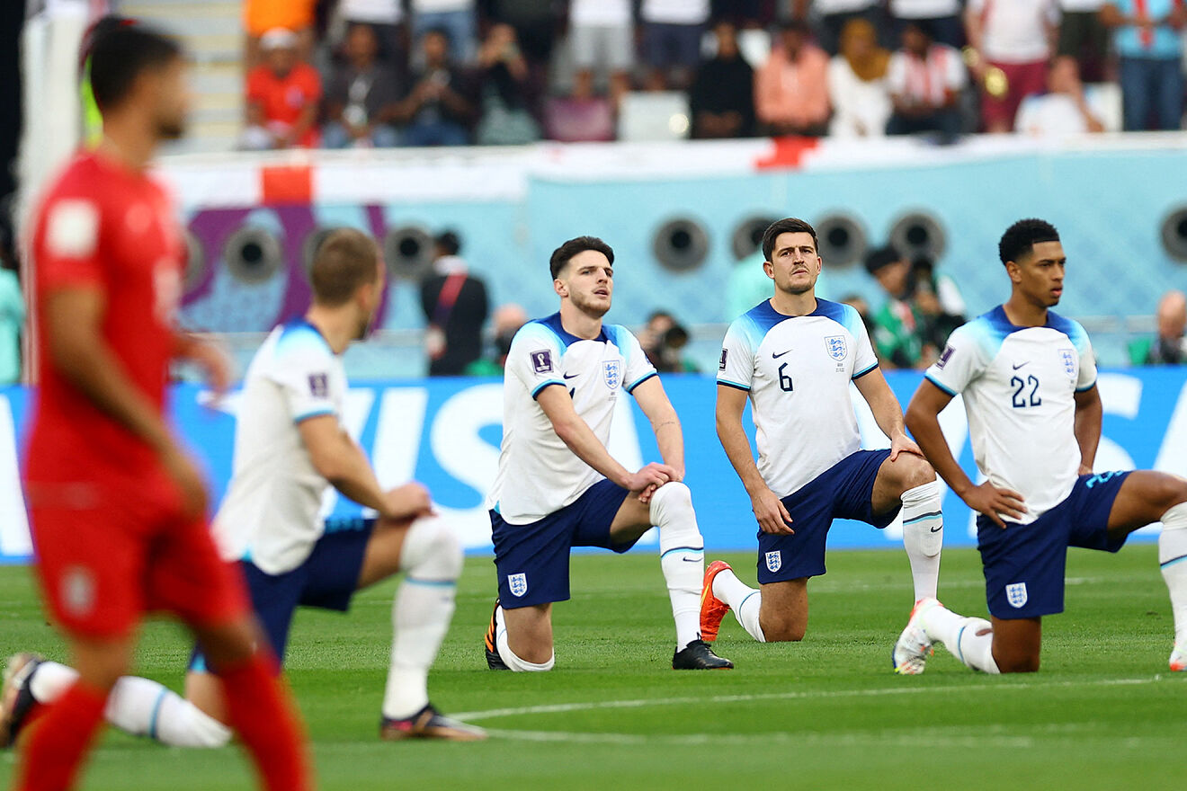 Los ingleses se arrodillan antes de su debut mundialista