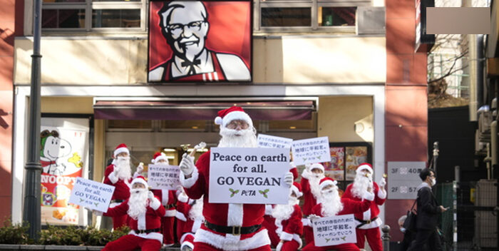 Activistas vestidos de Papá Noel reclaman opciones veganas a KFC