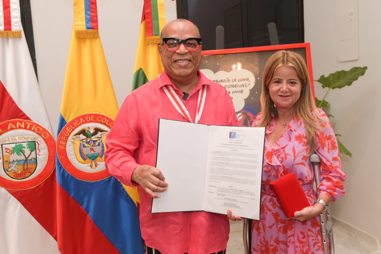 Gobernadora condecoró al maestro Álvaro Barrios con la medalla Puerta de Oro de Colombia
