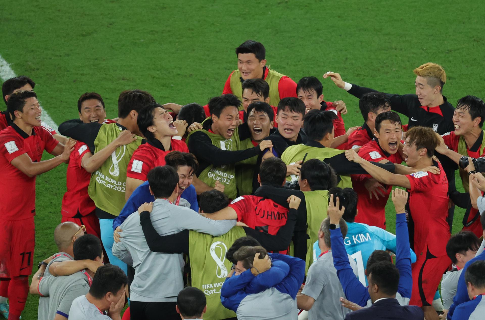 Corea del Sur se suma a la fiesta y aparta a Uruguay con marcador 2-1