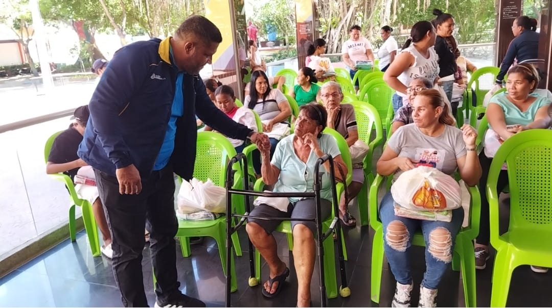 Alcaldia de Barranquilla continúa entregando más ayudas humanitarias a damnificados por la pasada ola invernal