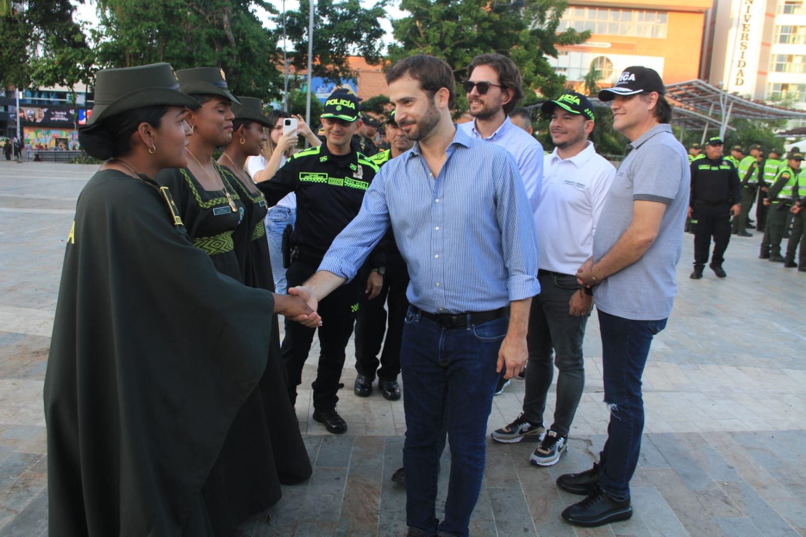 Los 500 patrulleros becados por el Distrito ya entraron a reforzar el ‘Plan Navidad’ en Barranquilla – @alfrecarbonell