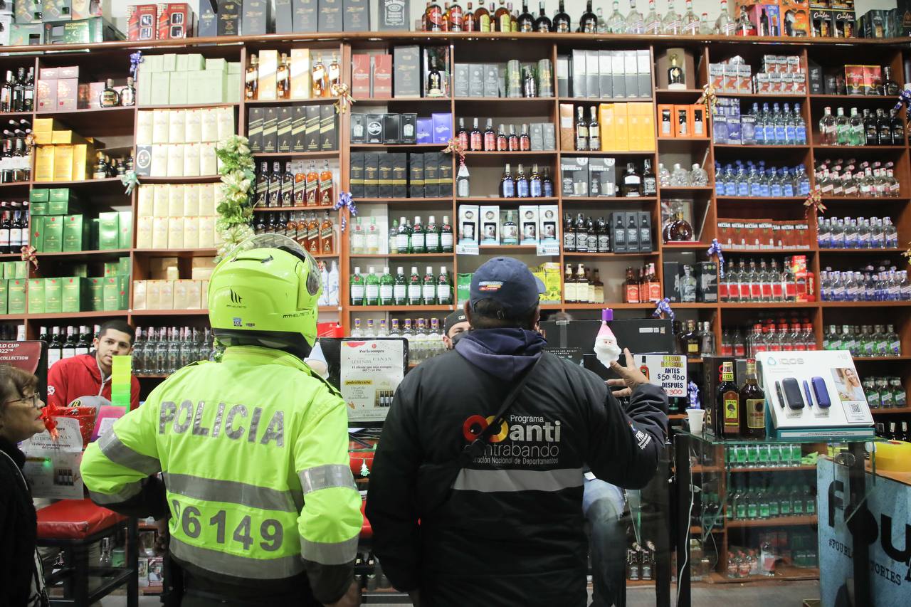 Gigantesco golpe a las redes de falsificación de licor: siete personas capturadas y más de 25 toneladas de bebidas adulteradas, botellas e insumos incautadas